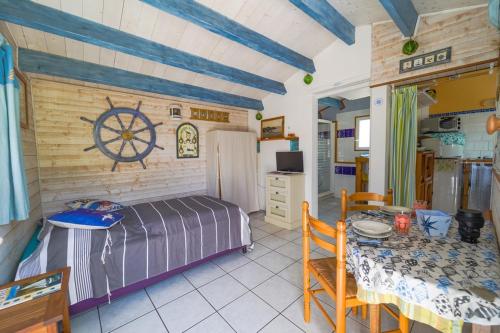 - une chambre avec un lit et une table dans l'établissement L'ILE D'YEU, vos prochaines vacances - Vélos et wifi gratuits, à Port-Joinville