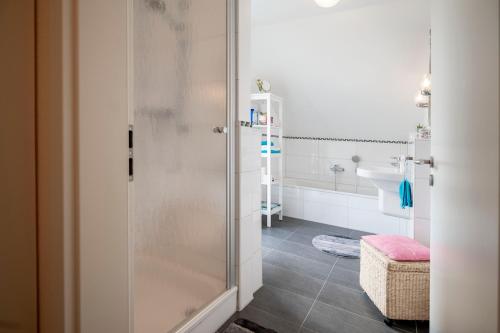 a bathroom with a shower and a sink at Helle Nichtraucherwohnung 69qm zwischen Köln und Düsseldorf in Dormagen
