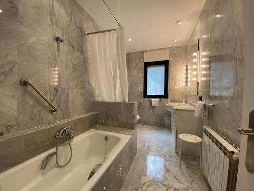 Ванная комната в TarracoHomes, TH142 Villa Vista Alegre
