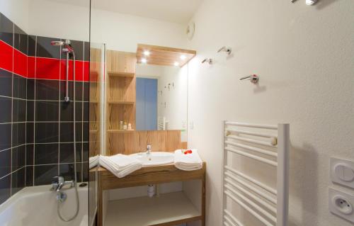 La salle de bains est pourvue d'un lavabo et d'une douche. dans l'établissement Résidence Odalys L'Ours Blanc, à Les Deux Alpes