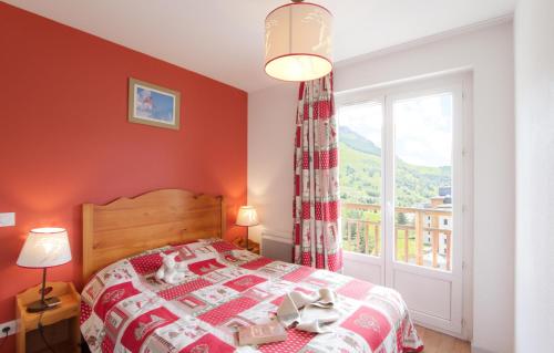 um quarto com uma cama e uma janela em Résidence Odalys L'Ours Blanc em Les Deux Alpes
