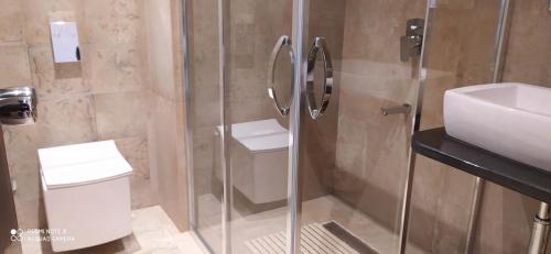 Bilik mandi di Hotel Grand Kaushalya