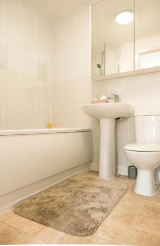 Ένα μπάνιο στο FURNISHED 3 BEDROOM HOUSE, SLEEPS 6, FREE PARKING, Near NEC