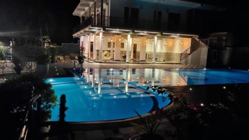 Bazén v ubytování Coral Palm Villa and Apartment nebo v jeho okolí