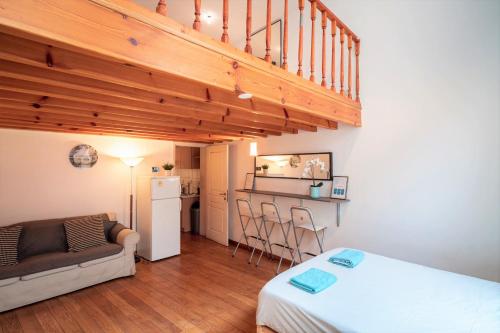 a room with a bed and a couch and a kitchen at Saint Pauls Apartments in Antwerp