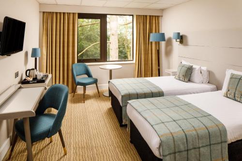 Una cama o camas en una habitación de Mercure Hull Grange Park Hotel