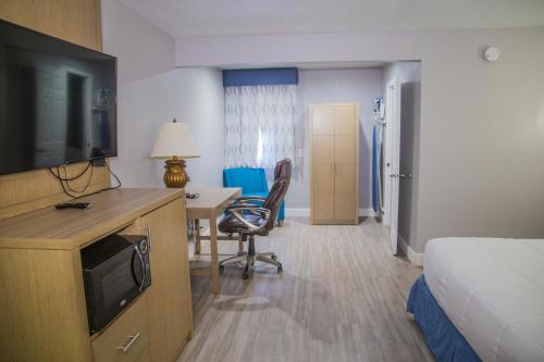 TV a/nebo společenská místnost v ubytování Days Inn by Wyndham Redwood City