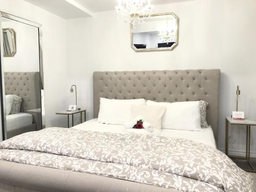 Кровать или кровати в номере Romantic Golden Spa Suite