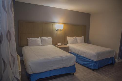Postel nebo postele na pokoji v ubytování Days Inn by Wyndham Redwood City