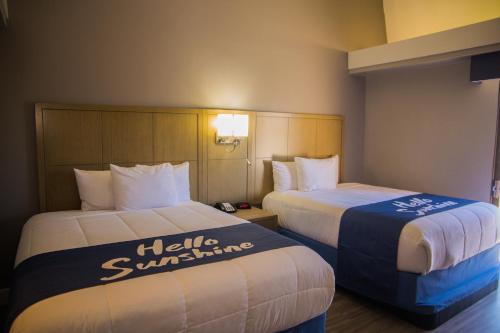 Postel nebo postele na pokoji v ubytování Days Inn by Wyndham Redwood City
