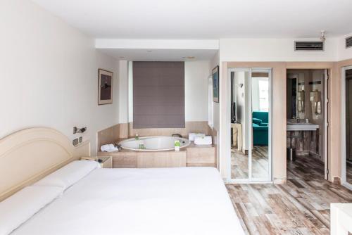 Cama o camas de una habitación en Hotel Palacio del Mar