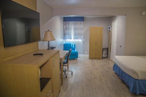 Postel nebo postele na pokoji v ubytování Days Inn by Wyndham Redwood City