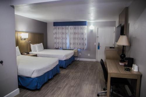 Postel nebo postele na pokoji v ubytování Days Inn by Wyndham Redwood City