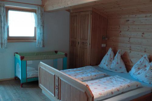 een slaapkamer met 2 aparte bedden en een raam bij Unterholzhof in Piesendorf