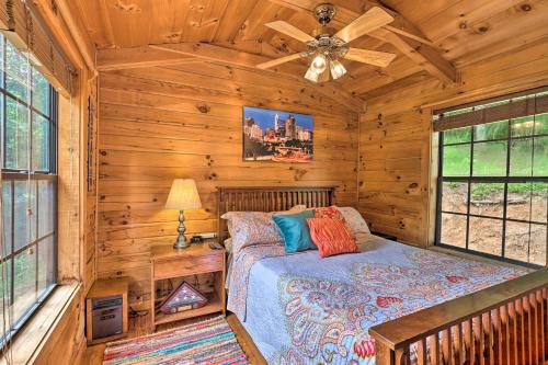 เตียงในห้องที่ Quaint Log Cabin with Views Near West Jefferson
