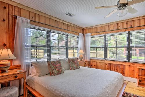 Katil atau katil-katil dalam bilik di Historic Augusta Cottage with Mid Century Vibe!