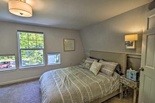 Quaint Lake Cushman Cottage with Private Access! في Hoodsport: غرفة نوم بها سرير ونافذتين