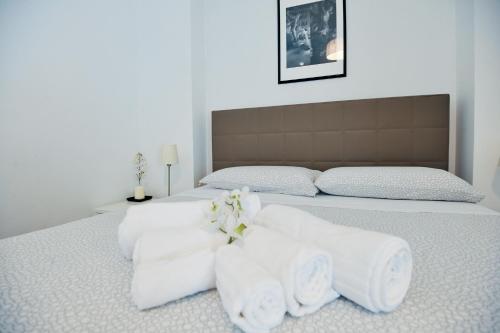 een slaapkamer met een bed met witte handdoeken bij Le Fontane di Roma in Rome