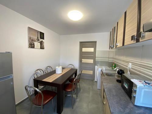 una cucina con tavolo e sedie di Apartament Livia a Jurilovca