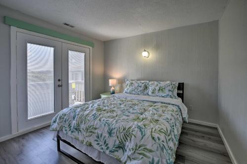 Кровать или кровати в номере Oak Island Beach Abode with Deck Walk to Shore!