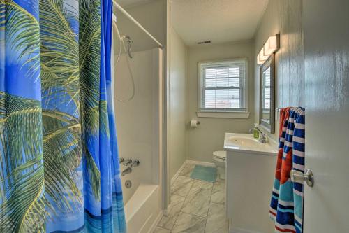 Koupelna v ubytování Oak Island Beach Abode with Deck Walk to Shore!