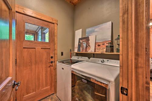Gallery image of Luxury Cabin with Hot Tub about 3 Miles to Hochatown! in Broken Bow