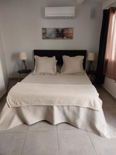 a bedroom with a large bed with white sheets and pillows at Casa Petra in Corte