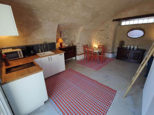 - une vue sur la cuisine et la salle à manger dans l'établissement Le Mazet 1823, à Saint-Hippolyte-du-Fort