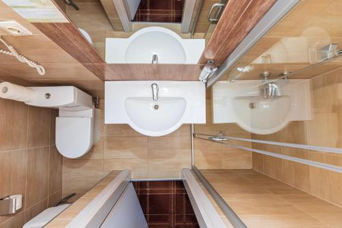 ein Badezimmer mit 2 Waschbecken und einem Spiegel in der Unterkunft Gradiali Anykščiai in Anykščiai
