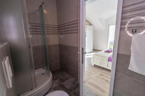 a bathroom with a shower stall and a toilet at Villa Lavanda Živogošće in Strn