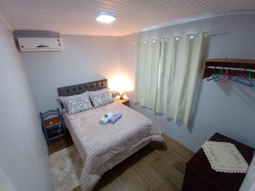 Giường trong phòng chung tại CASA OTTON - Casa aconchegante, 3 quartos com cama de casal todos com ar condicionado