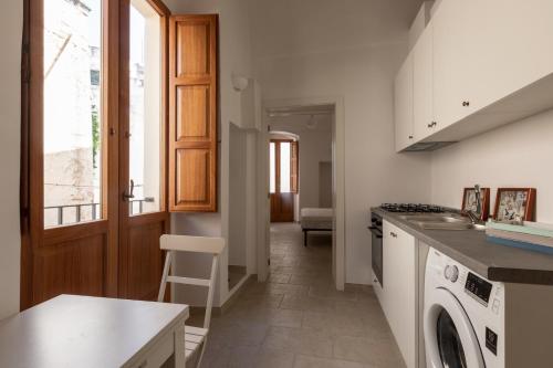 a kitchen with a washer and dryer at B&B Dimora San Vincenzo in Gallipoli
