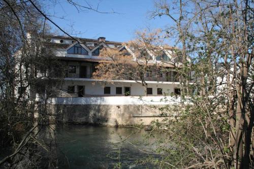 un bâtiment situé sur le bord d'une rivière dans l'établissement Casa del Molino, à Titulcia
