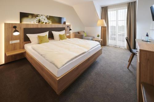 a bedroom with a large bed in a room at Kreuz-Post Hotel-Restaurant-SPA in Vogtsburg