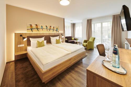 a bedroom with a large bed in a room at Kreuz-Post Hotel-Restaurant-SPA in Vogtsburg