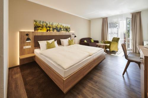 a bedroom with a large bed in a room at Kreuz-Post Hotel-Restaurant-SPA in Vogtsburg