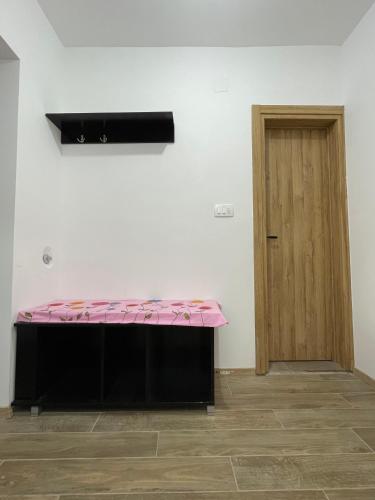 Una cama o camas en una habitación de Entire spacious apartment with free parking