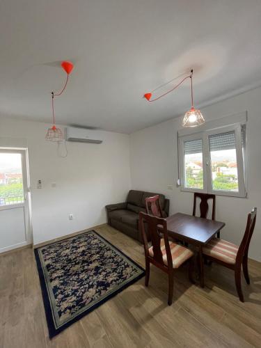 Un lugar para sentarse en Entire spacious apartment with free parking