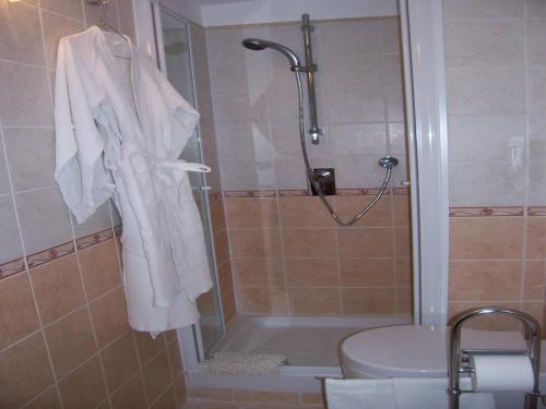 y baño con ducha, aseo y lavamanos. en Il Giglio Rosso, en Nápoles