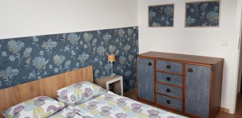 1 dormitorio pequeño con 1 cama, vestidor y tocador en Apartament na Rakoczego en Gdansk
