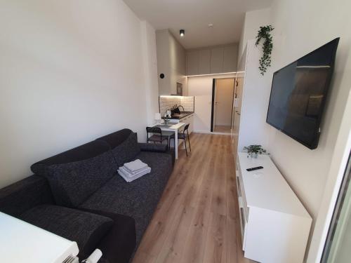 un salon avec un canapé et une table dans l'établissement Apartamenty u Portera w Centrum, à Gdynia