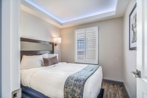 a bedroom with a large bed and a window at Inn at 50 Long Beach Convention Center in Long Beach