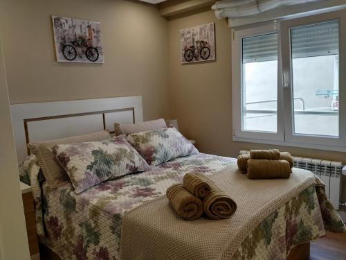 A bed or beds in a room at EL CAPRICHO - LUJO Y CONFORT EN EL CENTRO con PARKING INCLUIDO