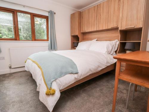 1 dormitorio con 1 cama grande y cabecero de madera en Rivendale en Colne
