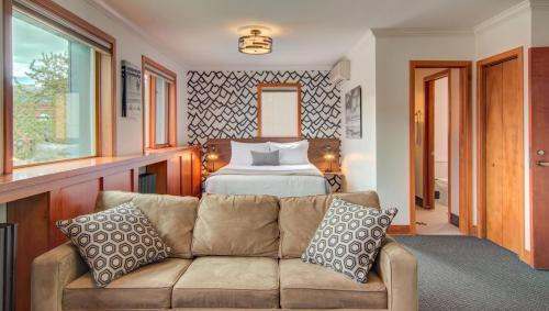 The Bristol Hotel tesisinde bir odada yatak veya yataklar