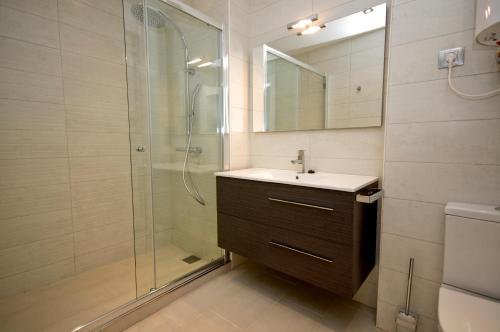y baño con lavabo y ducha. en InmoSantos Oasis E3, en Roses