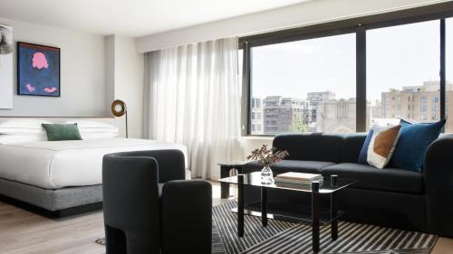 Postel nebo postele na pokoji v ubytování Kimpton Banneker Hotel by IHG