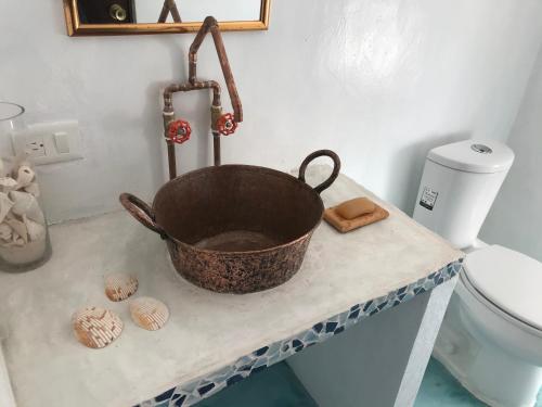 a bucket sitting on a counter next to a toilet at Casa "La 44" in Mérida