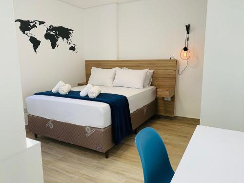 um quarto com uma cama com um mapa do mundo na parede em Studio Inteiro 84a ( Morumbi) em São Paulo