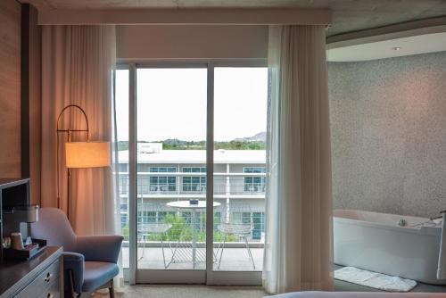 スコッツデールにあるMountain Shadows Resort Scottsdaleのバスタブとバルコニー付きのホテルルームです。